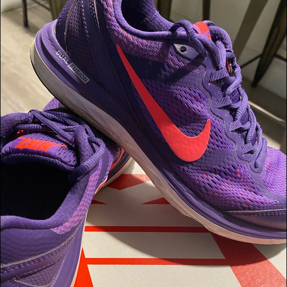 Women’s Nike Dual Fusion 3 7.5 Tennis shoes.
